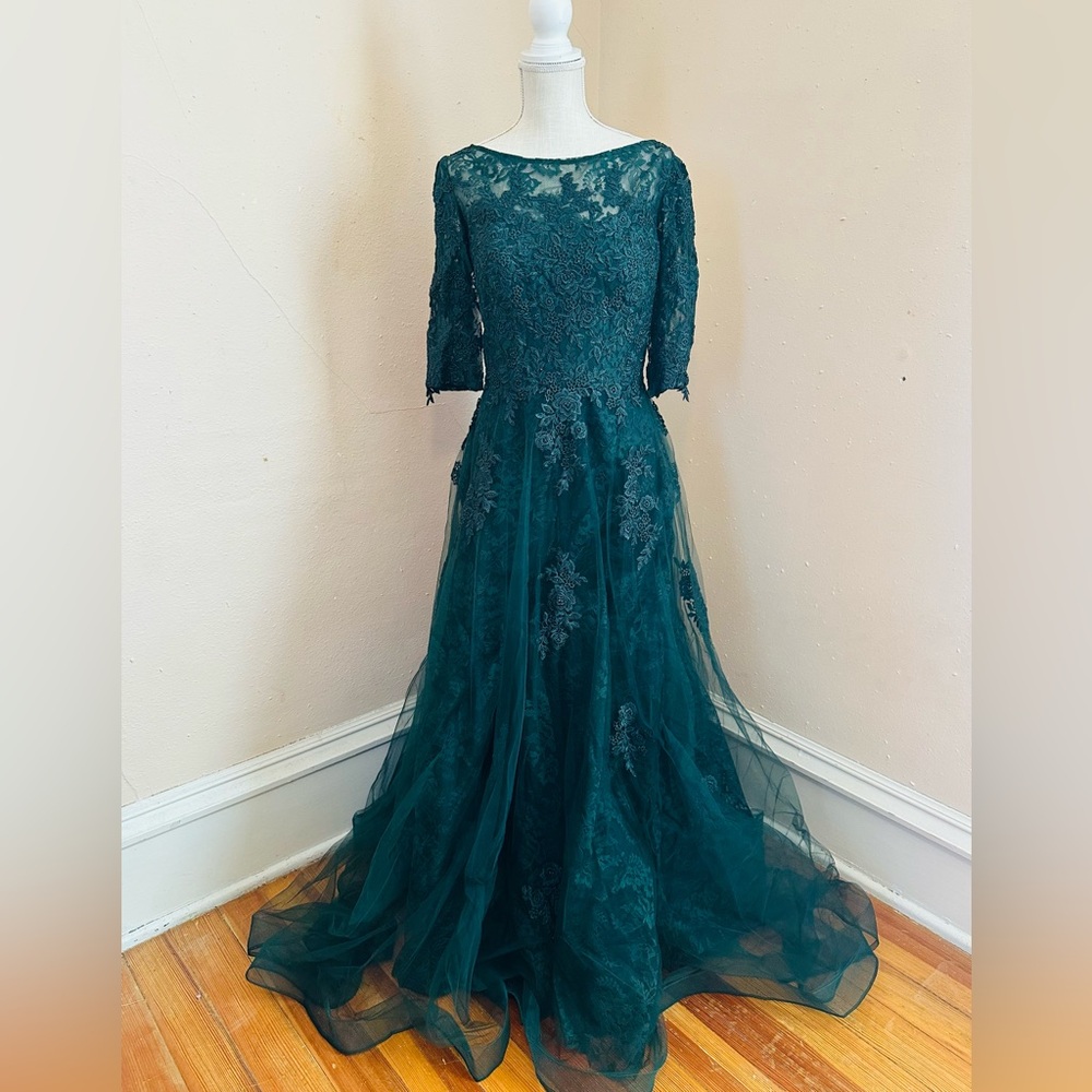 Elegant Emerald Lace Mother of the Bride Gown